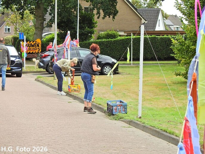 Oudleusen druk aan het straten versieren.