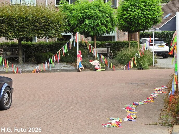Oudleusen druk aan het straten versieren.