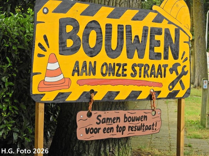 Oudleusen druk aan het straten versieren.
