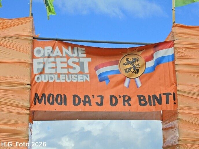 Oudleusen druk aan het straten versieren.