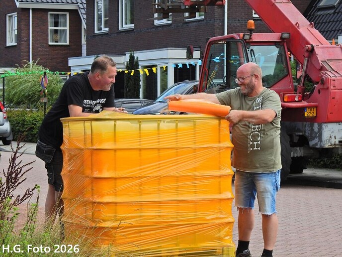 Oudleusen druk aan het straten versieren.