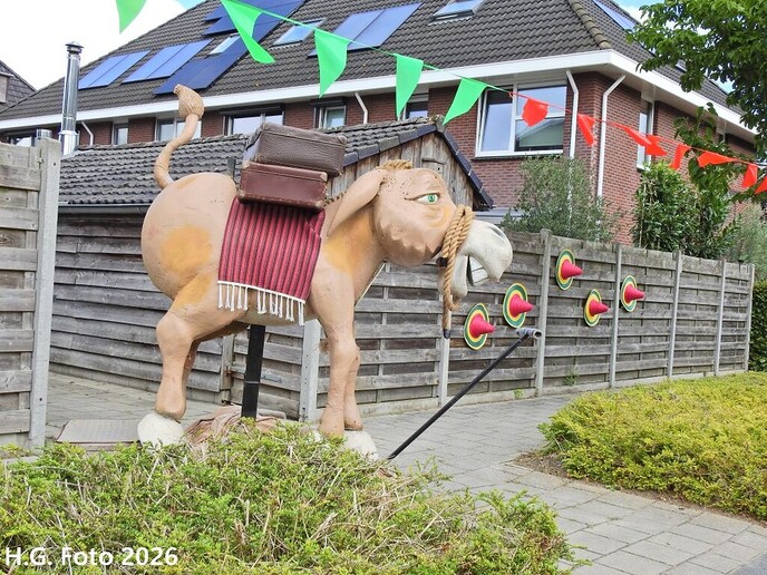 Oudleusen druk aan het straten versieren.