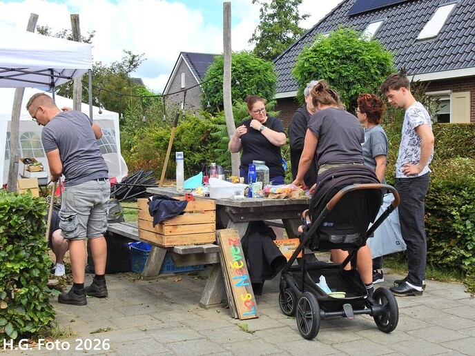 Oudleusen druk aan het straten versieren.