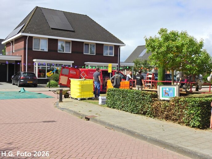 Oudleusen druk aan het straten versieren.