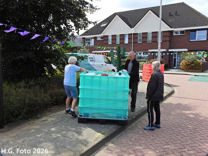 Oudleusen druk aan het straten versieren.