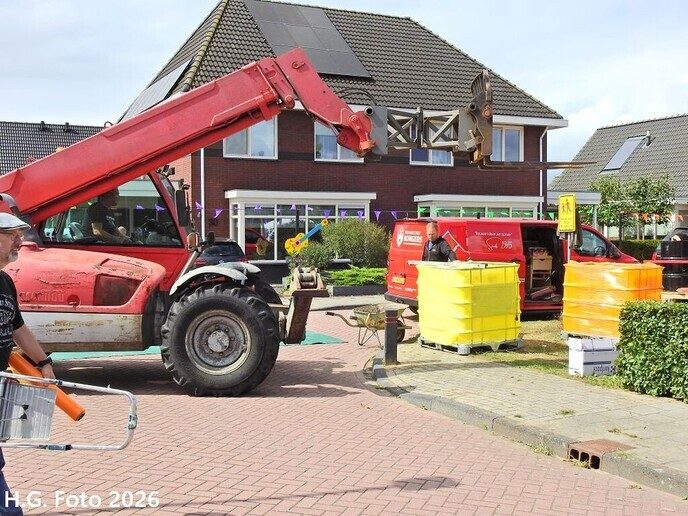 Oudleusen druk aan het straten versieren.