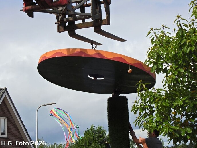 Oudleusen druk aan het straten versieren.