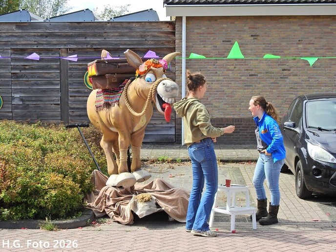 Oudleusen druk aan het straten versieren.