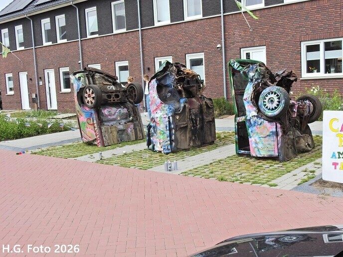 Oudleusen druk aan het straten versieren.