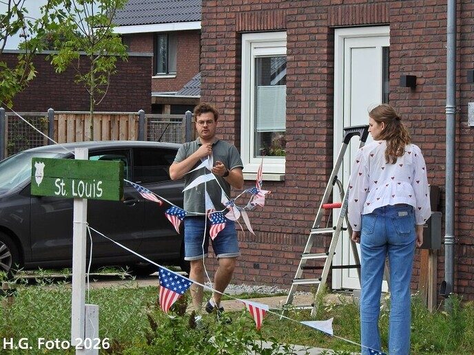 Oudleusen druk aan het straten versieren.