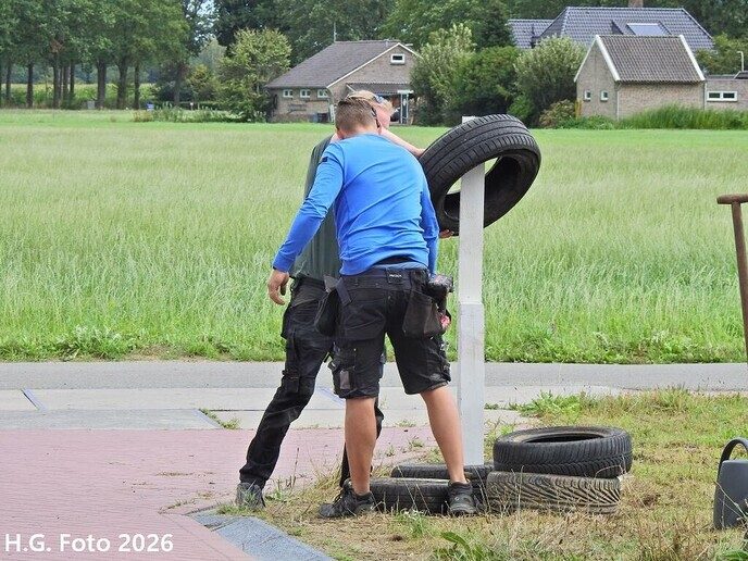 Oudleusen druk aan het straten versieren.