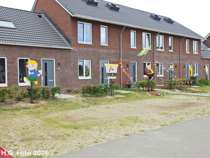 Oudleusen druk aan het straten versieren.