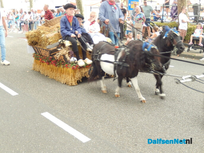 Prachtige aftrap van de Stöppelhaene: prachtige corso - Foto: Willy