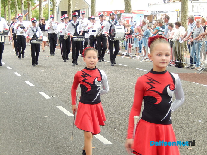 Prachtige aftrap van de Stöppelhaene: prachtige corso - Foto: Willy