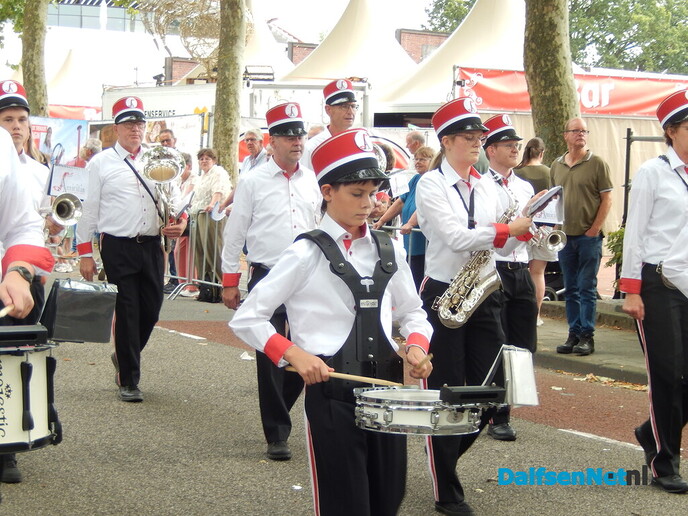 Prachtige aftrap van de Stöppelhaene: prachtige corso - Foto: Willy