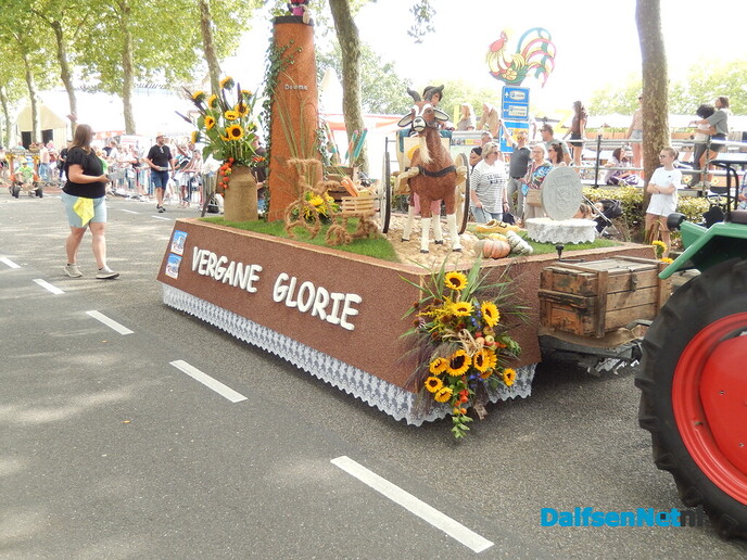Prachtige aftrap van de Stöppelhaene: prachtige corso - Foto: Willy