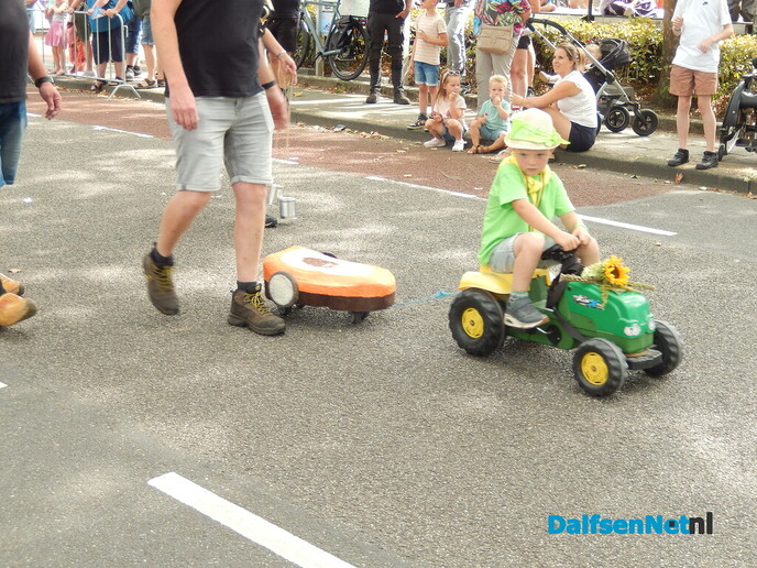 Prachtige aftrap van de Stöppelhaene: prachtige corso - Foto: Willy