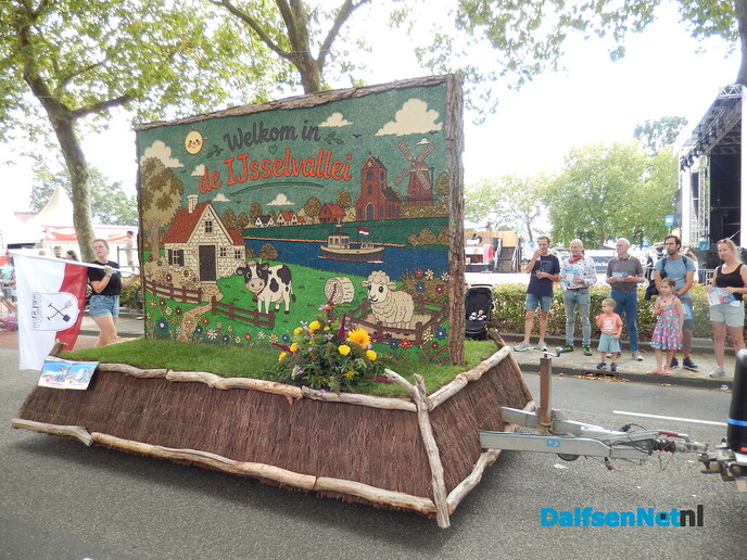 Prachtige aftrap van de Stöppelhaene: prachtige corso - Foto: Willy