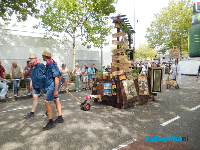 Prachtige aftrap van de Stöppelhaene: prachtige corso - Foto: Willy