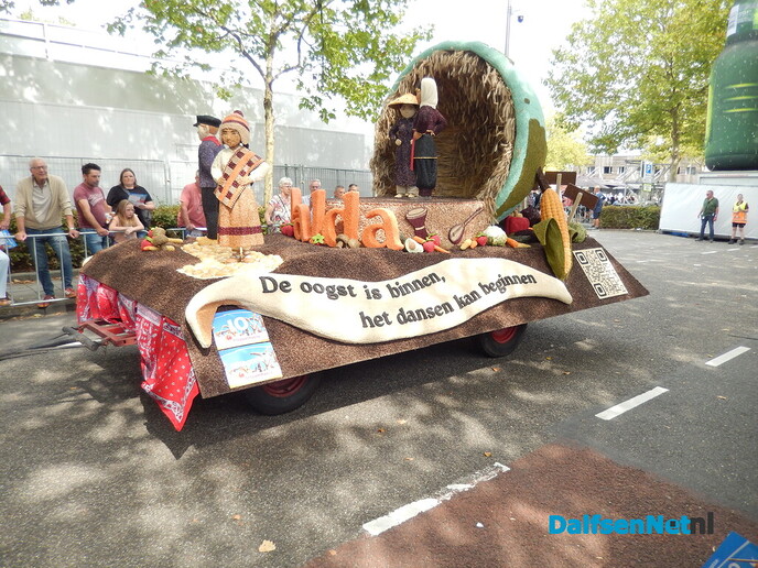 Prachtige aftrap van de Stöppelhaene: prachtige corso - Foto: Willy