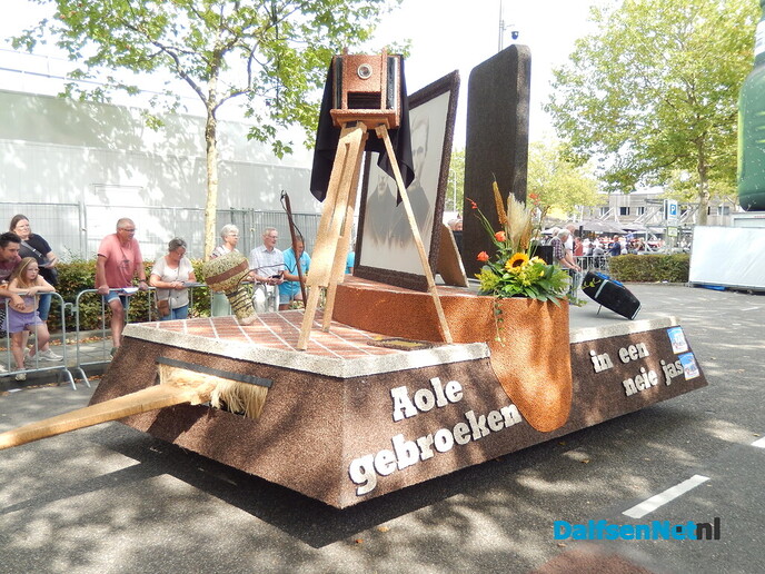 Prachtige aftrap van de Stöppelhaene: prachtige corso - Foto: Willy