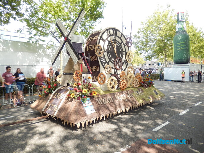 Prachtige aftrap van de Stöppelhaene: prachtige corso - Foto: Willy