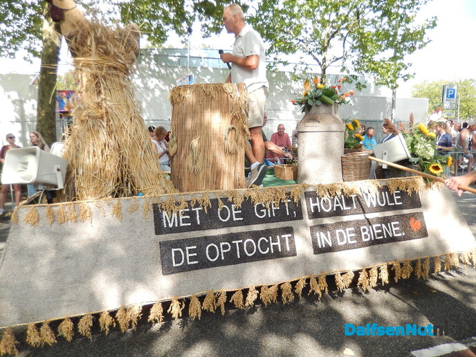 Prachtige aftrap van de Stöppelhaene: prachtige corso - Foto: Willy
