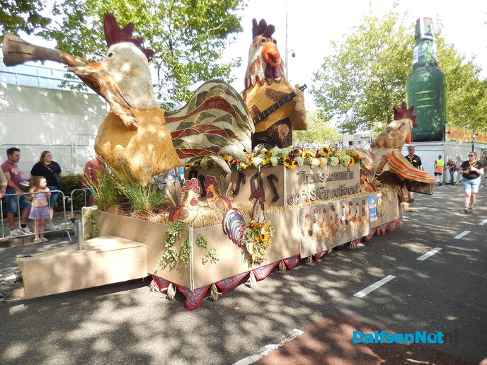 Prachtige aftrap van de Stöppelhaene: prachtige corso - Foto: Willy