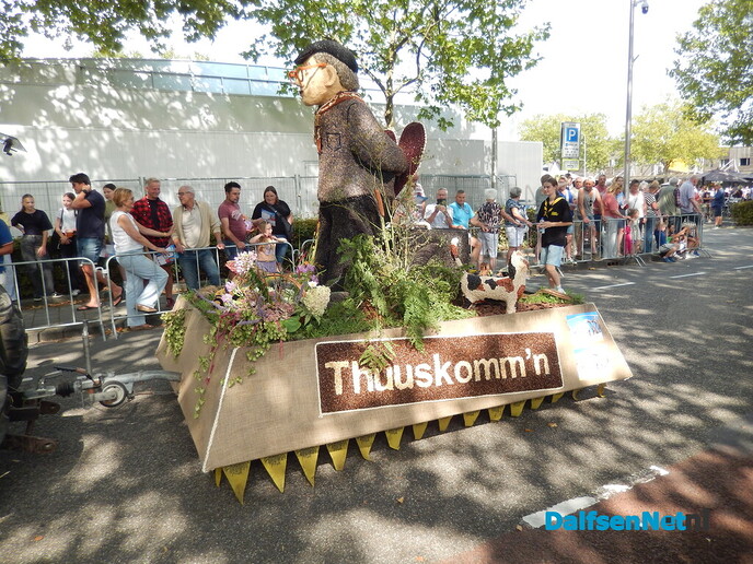 Prachtige aftrap van de Stöppelhaene: prachtige corso - Foto: Willy