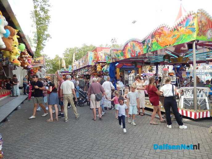 Prachtige aftrap van de Stöppelhaene: prachtige corso - Foto: Willy
