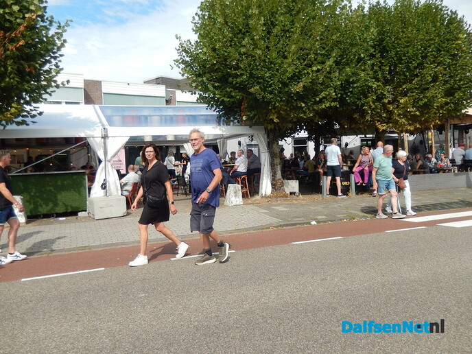 Prachtige aftrap van de Stöppelhaene: prachtige corso - Foto: Willy
