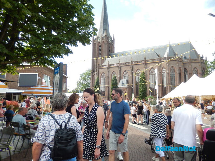 Prachtige aftrap van de Stöppelhaene: prachtige corso - Foto: Willy