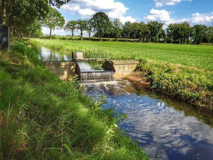 Femmie: even kijken bij stuw nabij Vinkenbuurt naar de waterstand - Foto: Femmie Smink