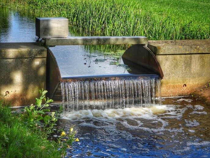 Femmie: even kijken bij stuw nabij Vinkenbuurt naar de waterstand - Foto: Femmie Smink