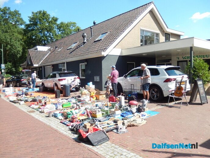Zeer sfeervolle maandmarkt in IJhorst - Foto: Willy