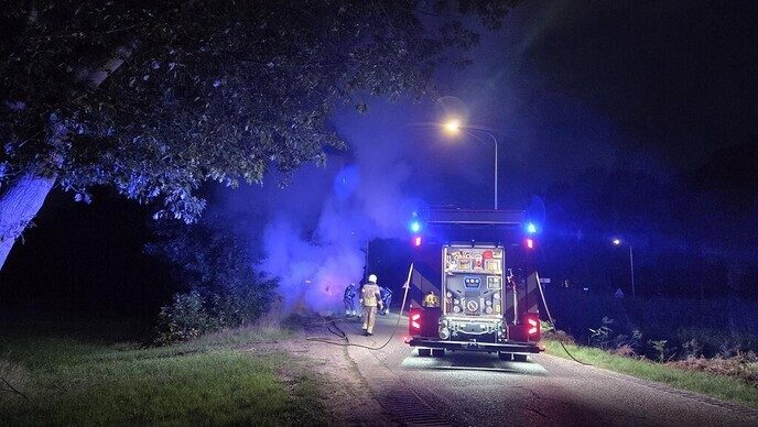 Auto volledig uitgebrand aan Statumweg - Foto: Niels Jansen