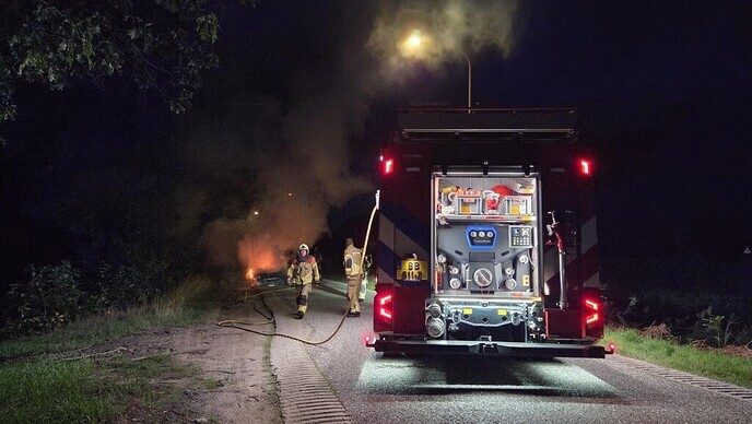Auto volledig uitgebrand aan Statumweg - Foto: Niels Jansen
