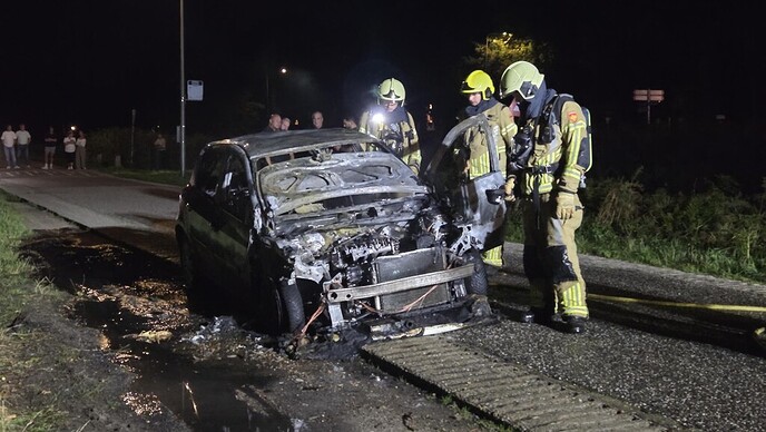 Auto volledig uitgebrand aan Statumweg