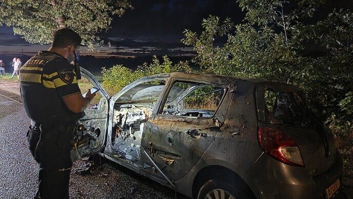 Auto volledig uitgebrand aan Statumweg - Foto: Niels Jansen