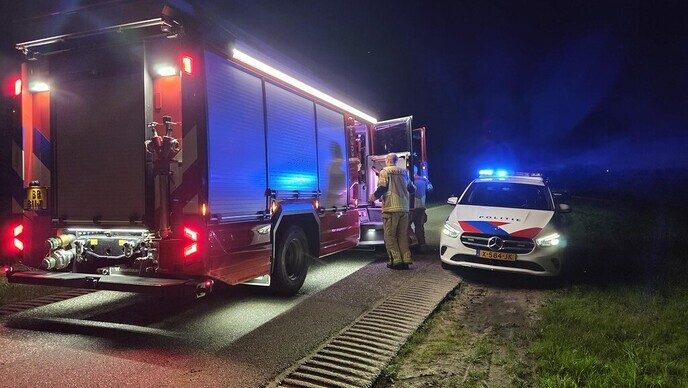 Auto volledig uitgebrand aan Statumweg - Foto: Niels Jansen