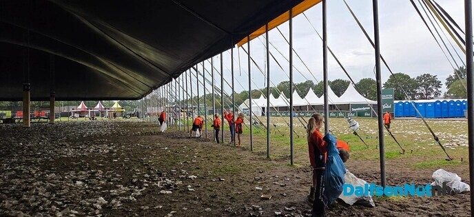 Leden van De Stokvisdennen ruimen op na optreden van Normaal - Foto: Ingezonden foto