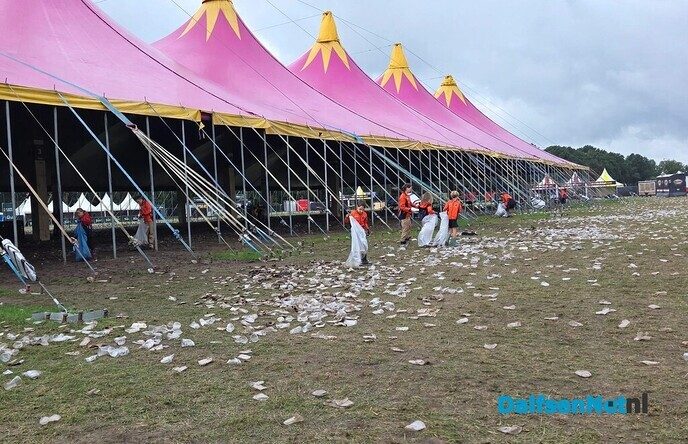 Leden van De Stokvisdennen ruimen op na optreden van Normaal - Foto: Ingezonden foto