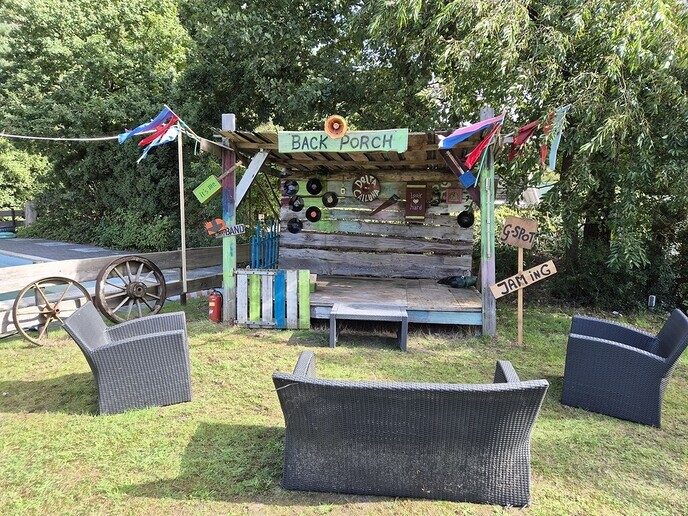 De zelfbouw gitaren kunnen worden uitgepakt - Foto: Ingezonden foto