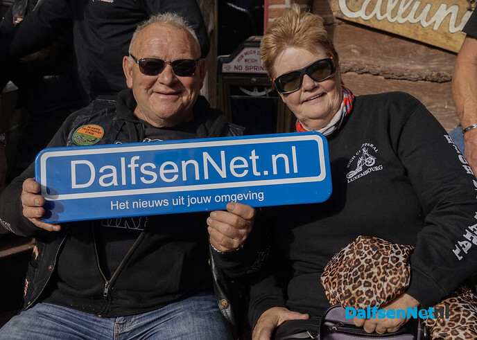 Foto’s met bordje DalfsenNet tijdens Amerikaanse Dag - Foto: Paul Scholten