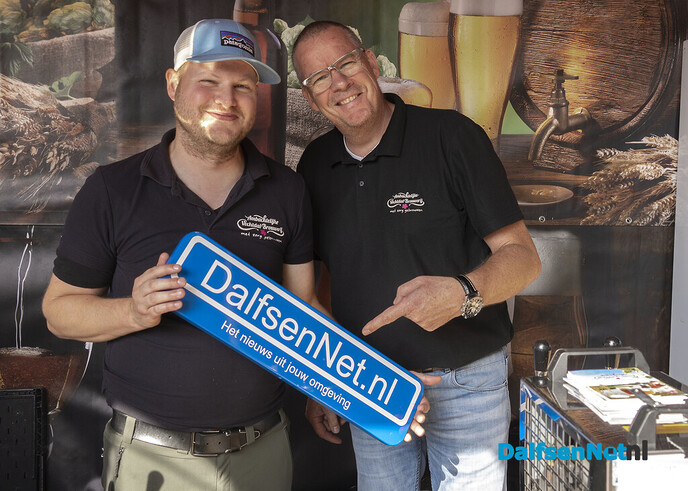 Foto’s met bordje DalfsenNet tijdens Dalfser Bierfestival - Foto: Paul Scholten