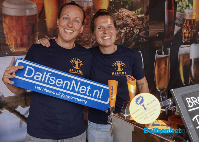Foto’s met bordje DalfsenNet tijdens Dalfser Bierfestival