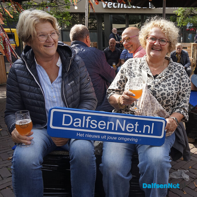 Foto’s met bordje DalfsenNet tijdens Dalfser Bierfestival - Foto: Paul Scholten