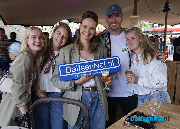 Foto’s met bordje DalfsenNet tijdens Dalfser Bierfestival - Foto: Paul Scholten
