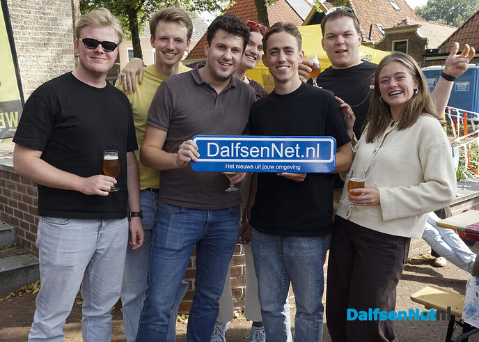 Foto’s met bordje DalfsenNet tijdens Dalfser Bierfestival - Foto: Paul Scholten