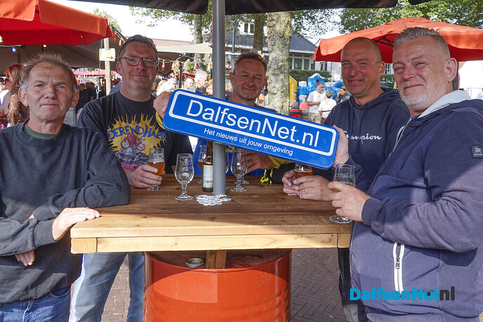 Foto’s met bordje DalfsenNet tijdens Dalfser Bierfestival - Foto: Paul Scholten